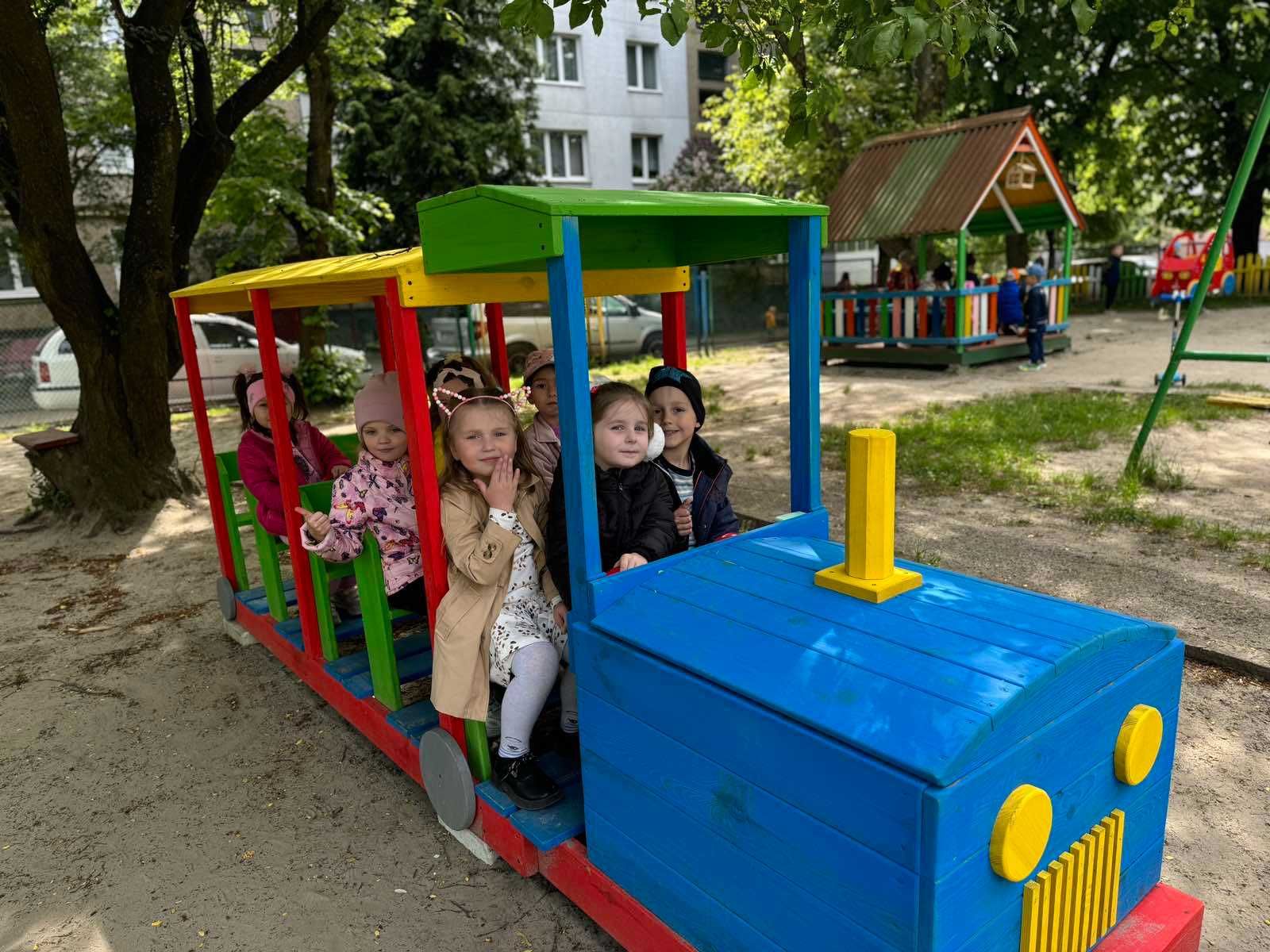Автобус для Садочка | Потяг | Гусениця | На майданчик
