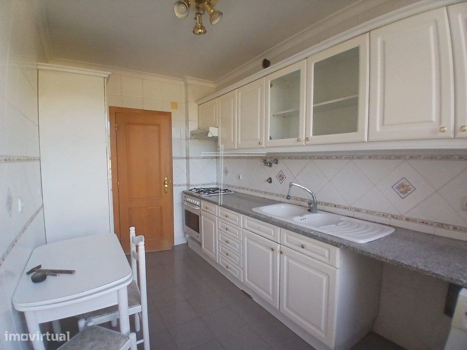 Apartamento T3, com varanda e arrecadação - Feijó