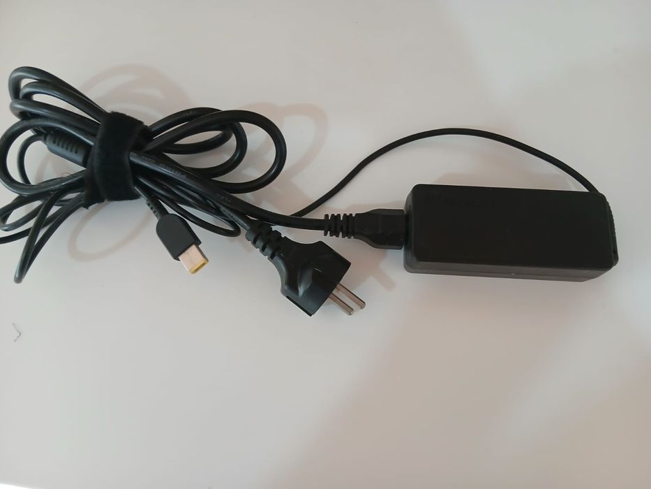 Carregador Lenovo em bom estado