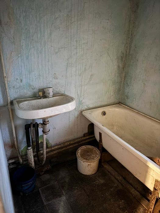 Продається житловий будинок в селищі Козова.