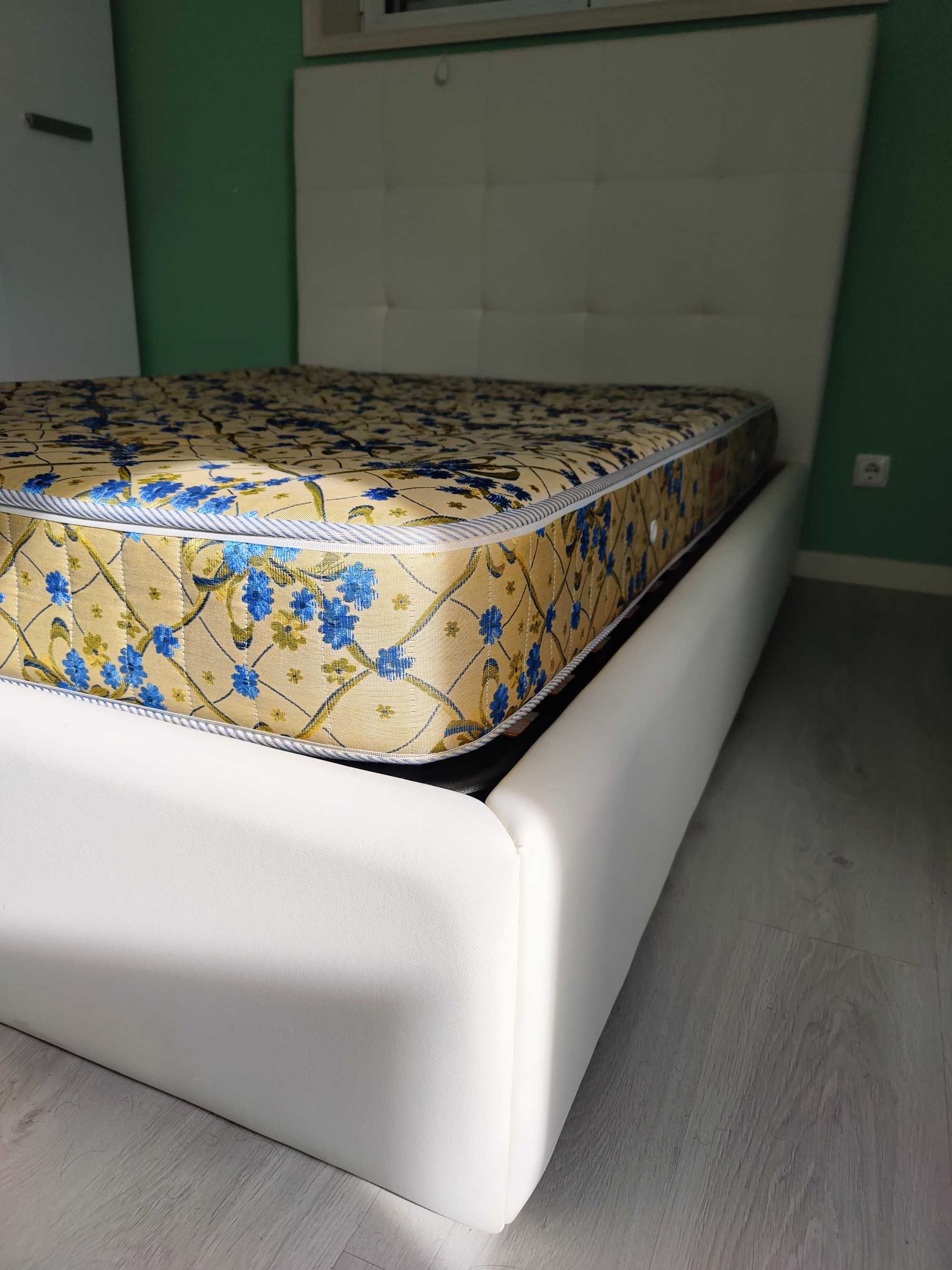 Cama de casal em pele com colchão