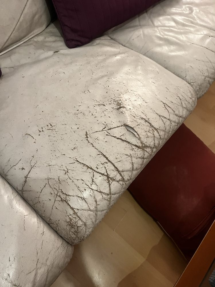 Sofa em pele de canto cinza claro