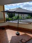 Piękny duży parasol ogrodowy