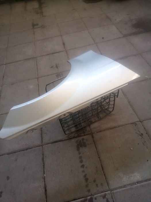 Продам крыло на mercedes 204