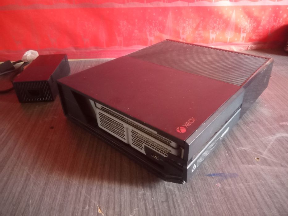 Vendo Xbox One com alguns jogos