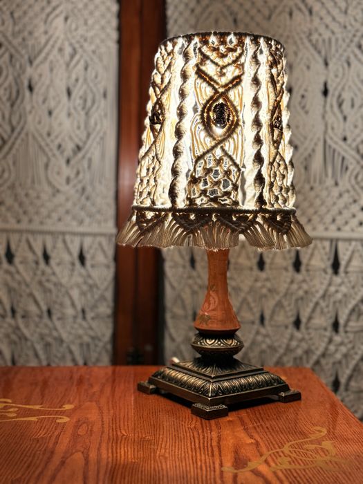 Лампа з бронзовими фігурками