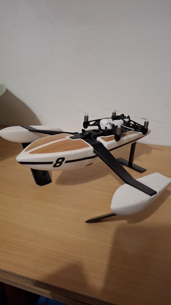 Drone para pilotar no ar e água