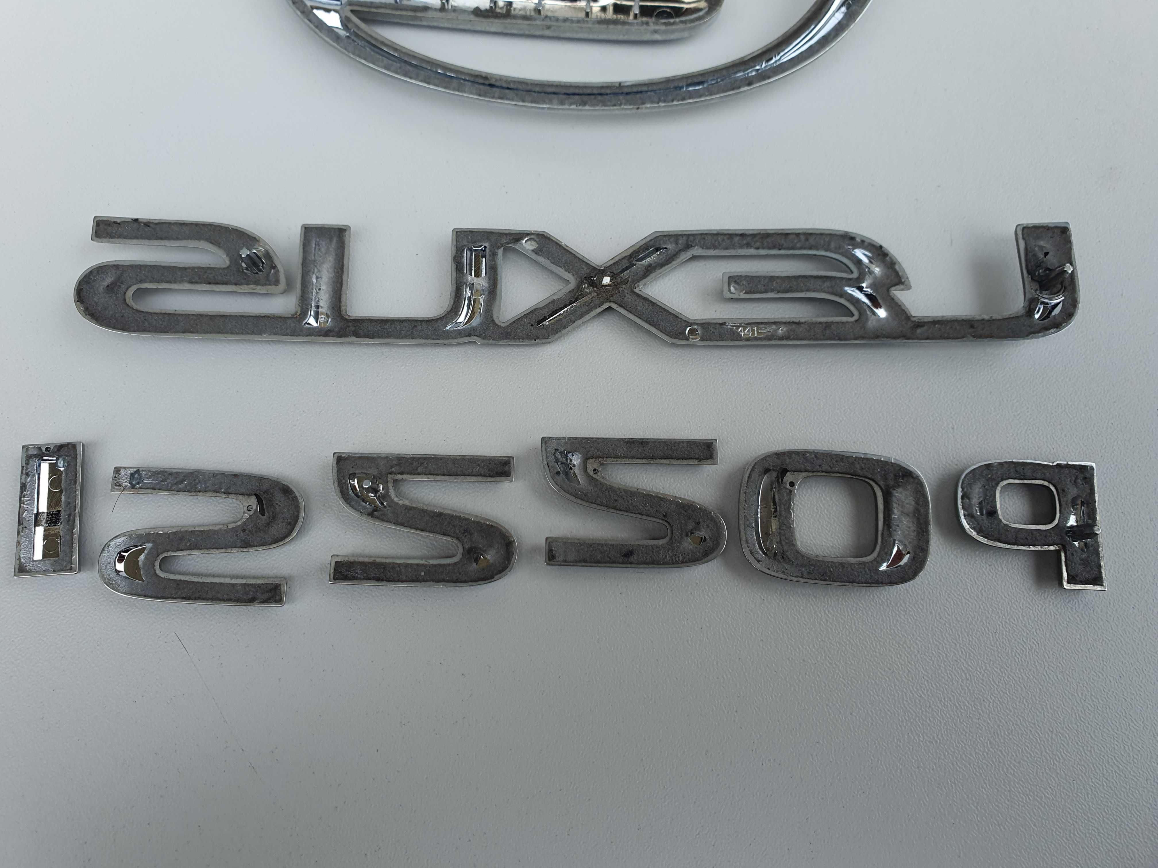 LEXUS IS220 IS220D znaczek emblemat klapy 06-13