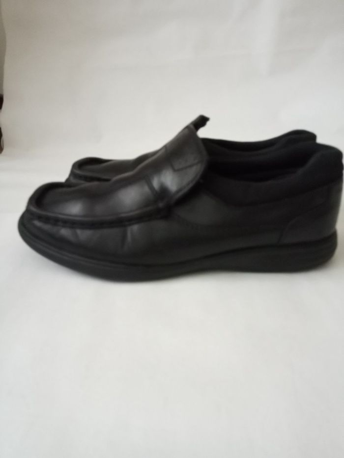 Продам кожаные туфли Clarks для мальчика 34 размера