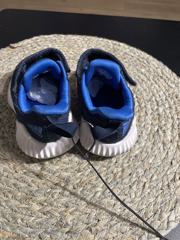 Nowe adidasy dla chłopca r. 22