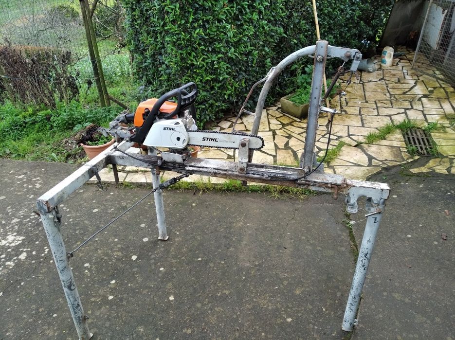 Maquina para suporte de motosserra fazendo serviço com pouco esforço