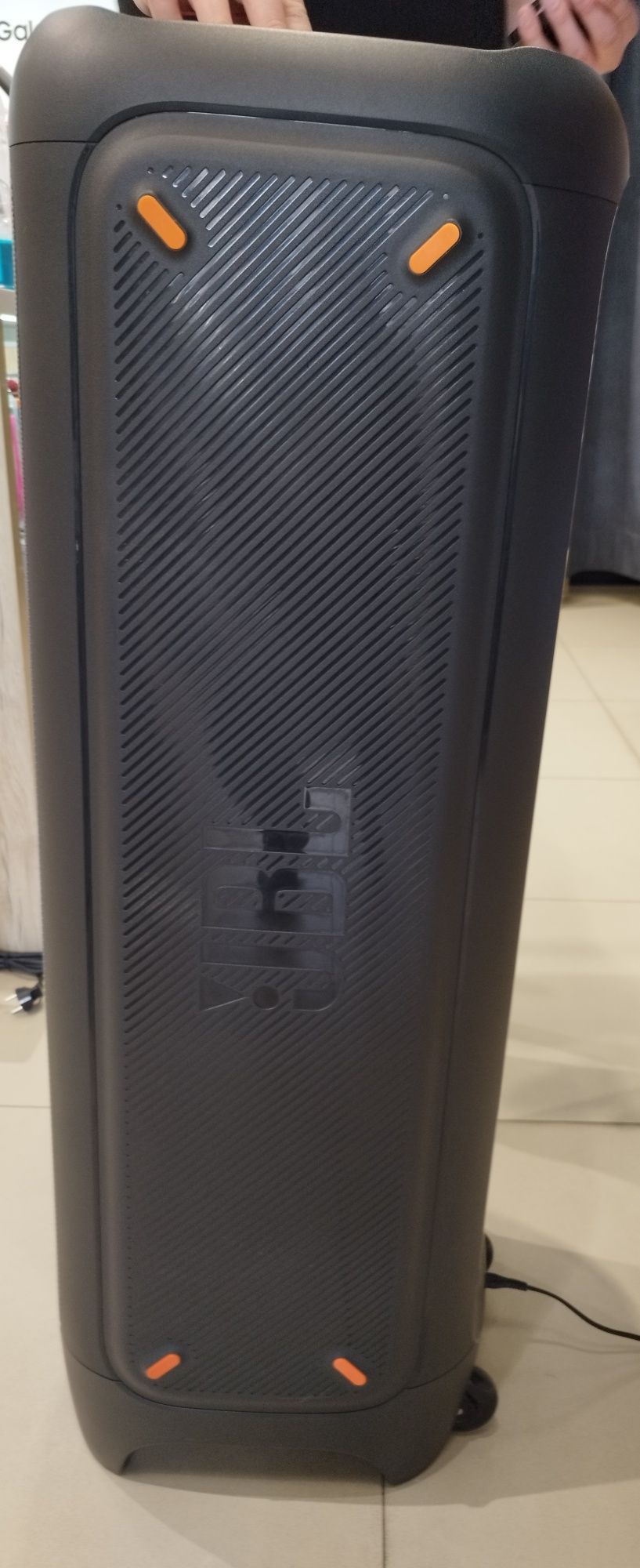 Продам портативную акустику Jbl partybox 1000