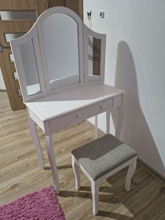 Toaletka z krzesłam