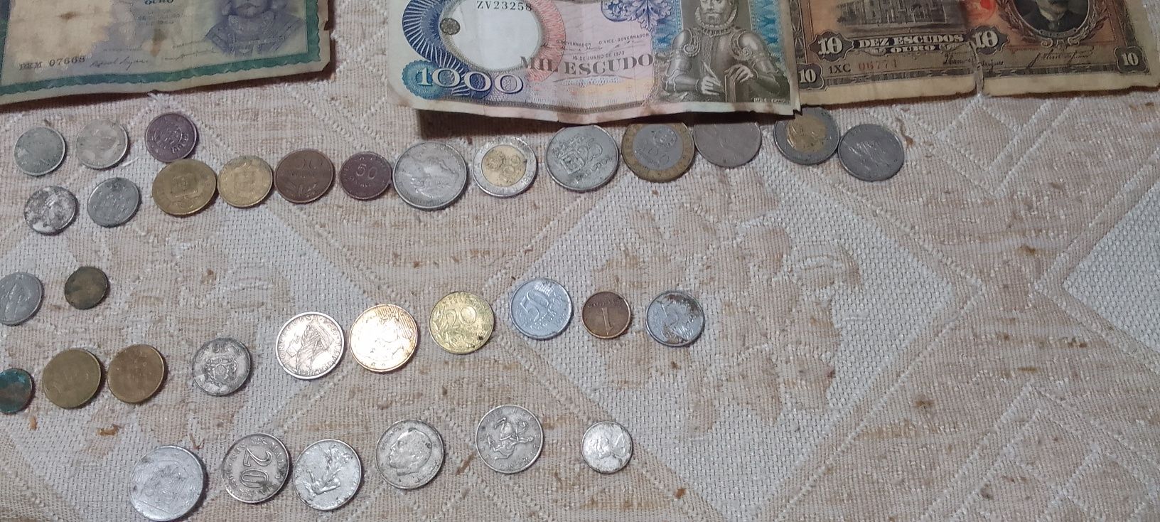 Notas e moedas de escudo antigas