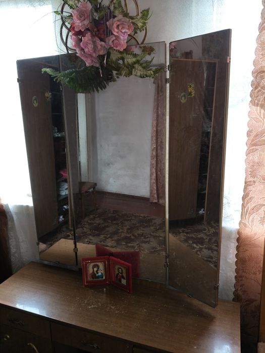 Сервант з трьома дзеркалами