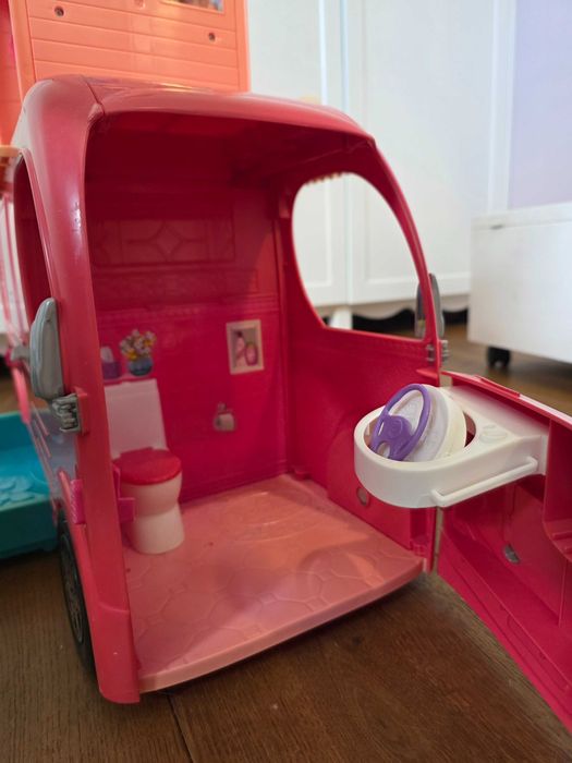 Mattel Barbie Kamper z basenem i zjeżdżalnią