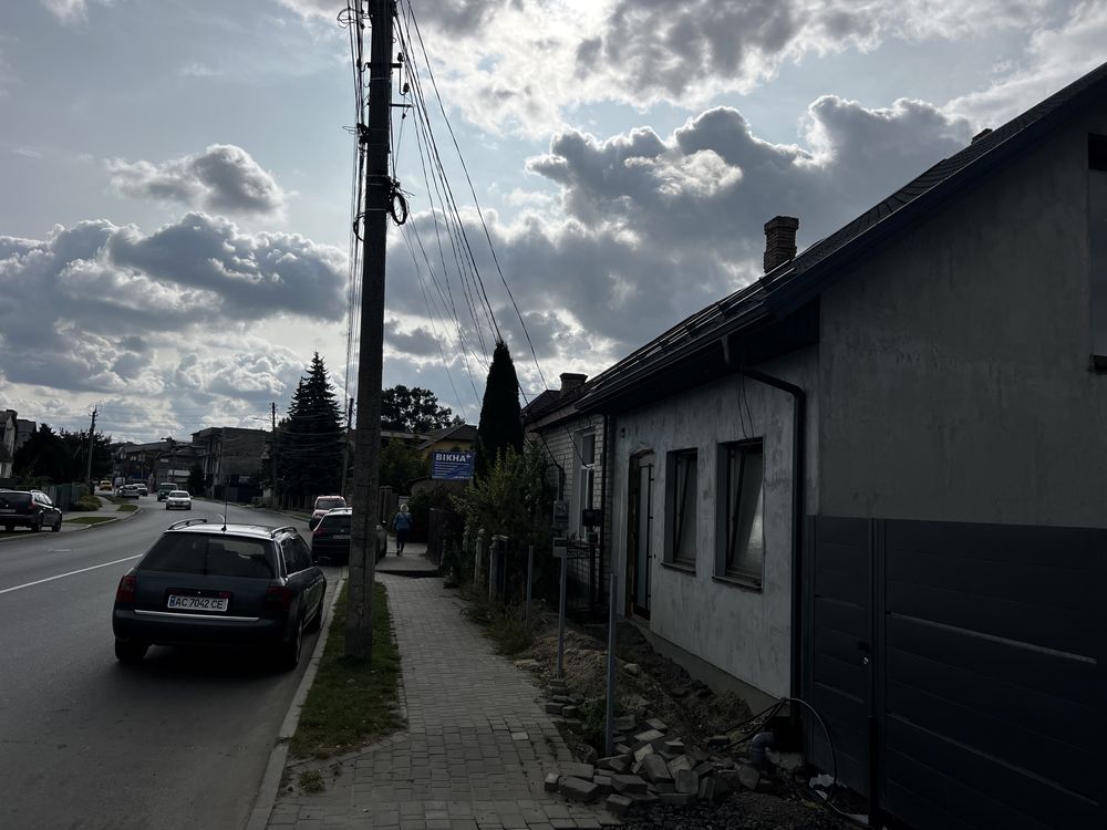 1/2 будинку з можливістю відокремлення фасадноі частини під бізнес