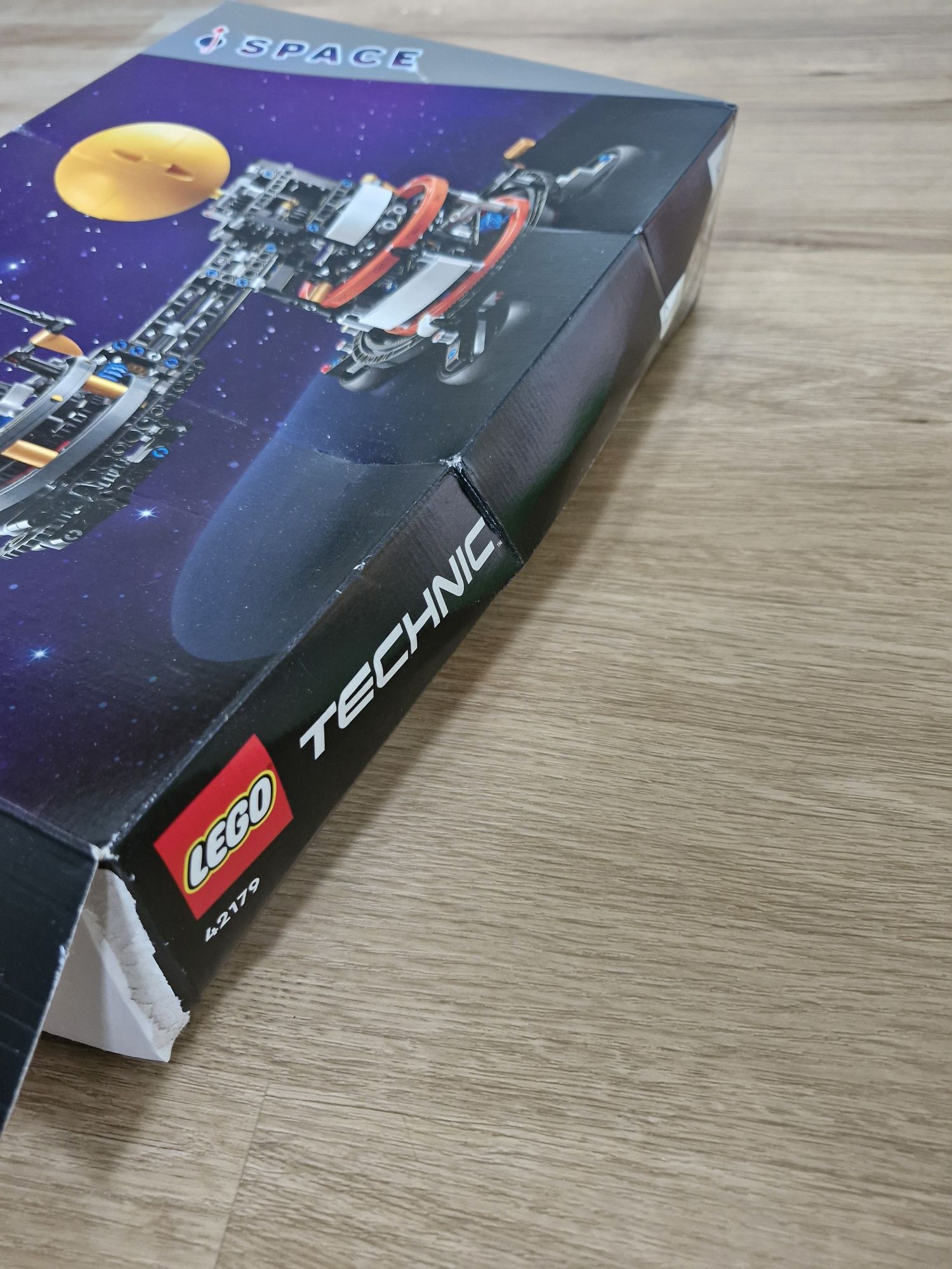 LEGO 42179. Planeta Ziemia i Księżyc na orbicie.