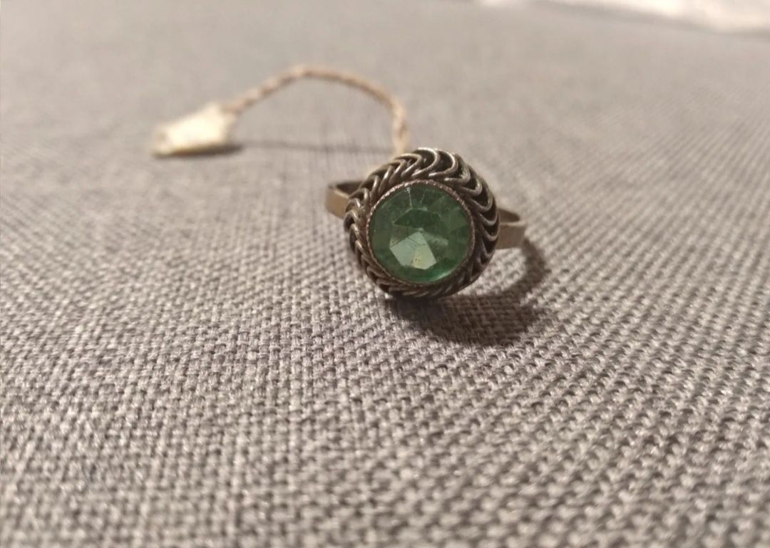 Pierścionek Vintage PRL wykonany z miedzi / mosiądzu z zielonym szkieł