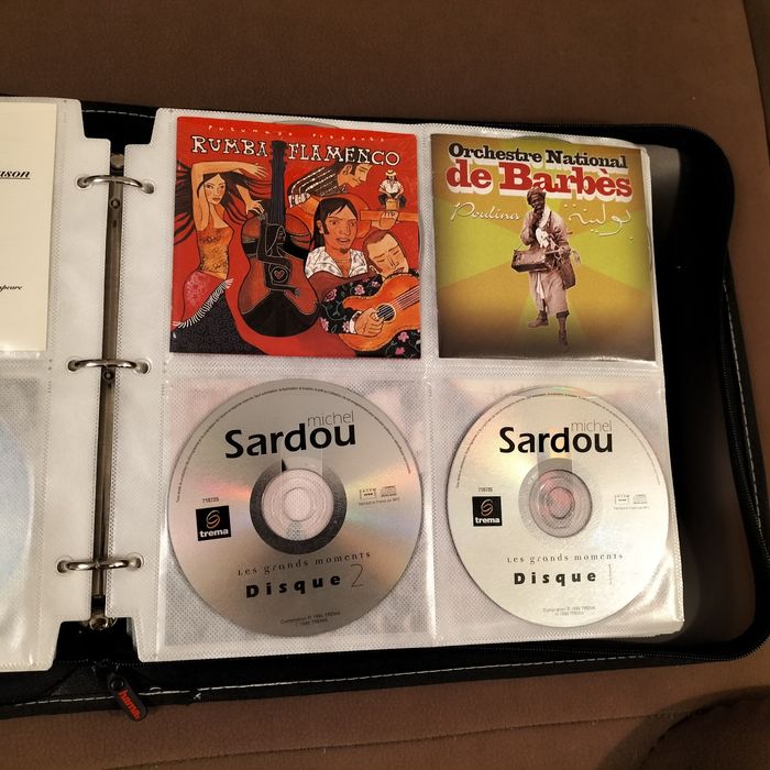 Płyty CD z przeróżną muzyką w albumie - pokrowcu - teczce