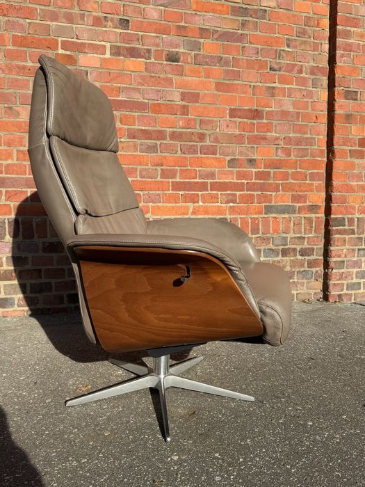 Skandynawski rozkładany,skórzany fotel,naturalna sklejka orzechowa.