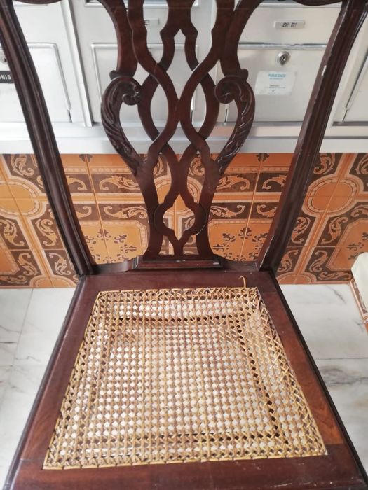 4 cadeiras e 2 cadeiroes em mogno com o assento em palhinha