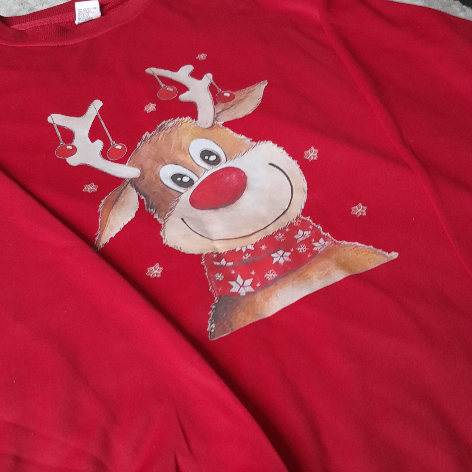 Czerwona bluza z jeleniem