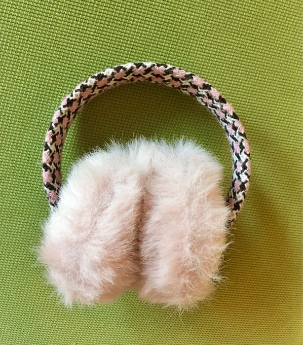 Теплі вушка) Можна регулювати в різні сторони