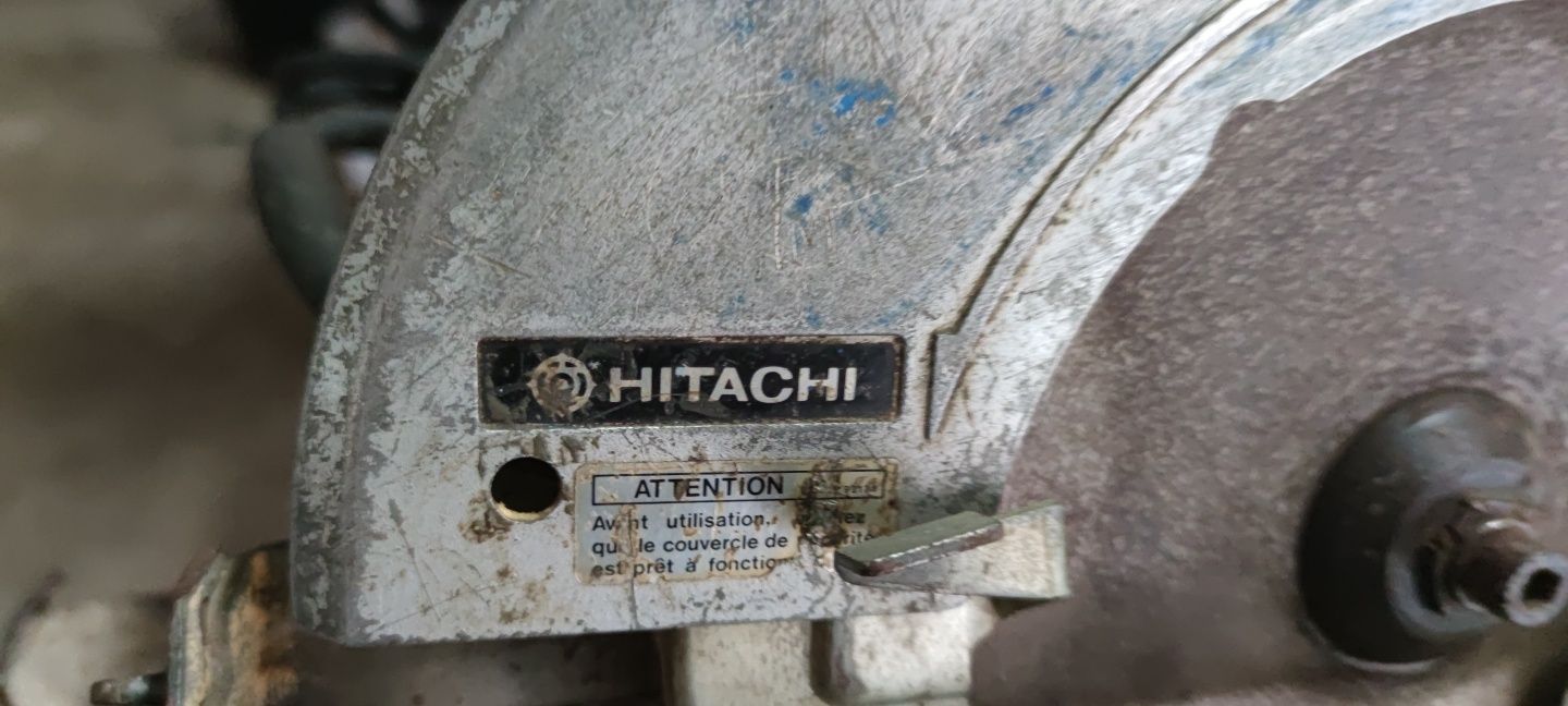 Máquina de cortar madeira de disco ,industrial, a funcionar e bem esti