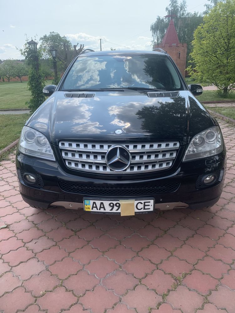 Mercedes Benz ML 500         .