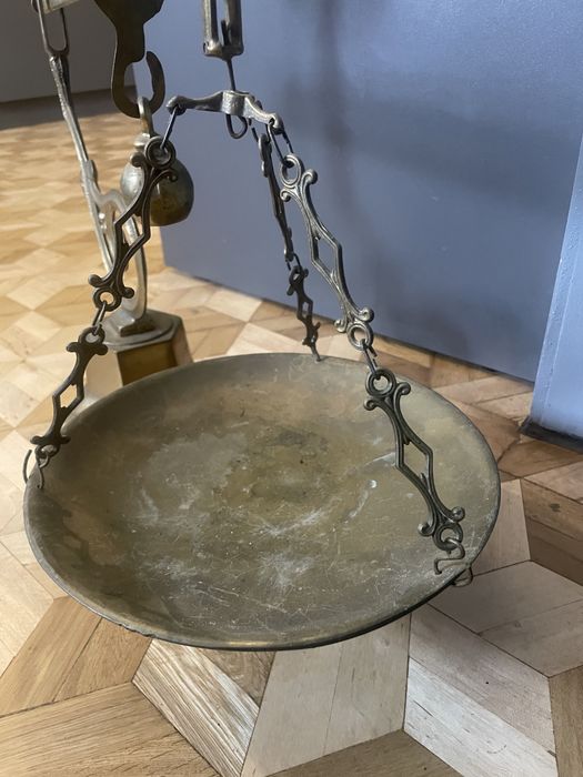 Zabytkowa ozdobna waga mosiężna