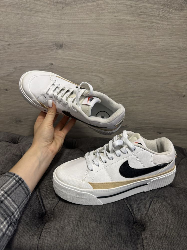 Оригінальні жіночі кросівки Nike
