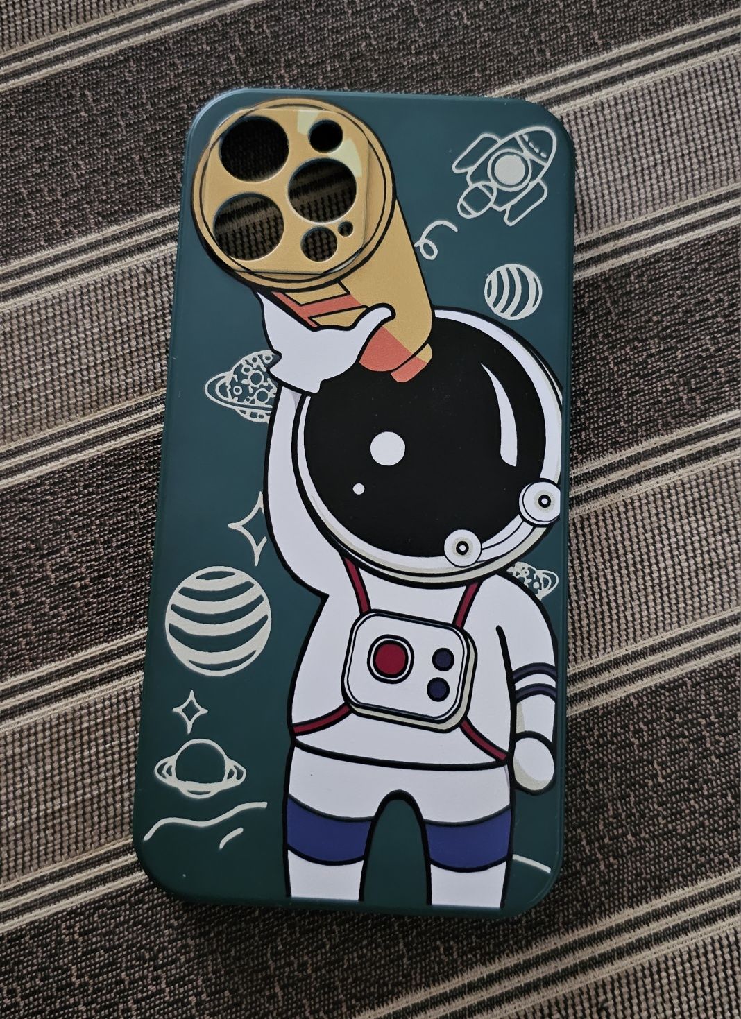 Чехол astronaut iPhone 12pro, в отличном состоянии.