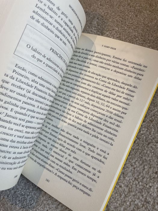 Livro Segredos da Mente Milionária e respectivo marcador