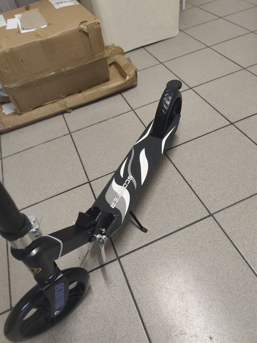 Nowa hulajnoga na dużych kołach z hamulcem ręcznym