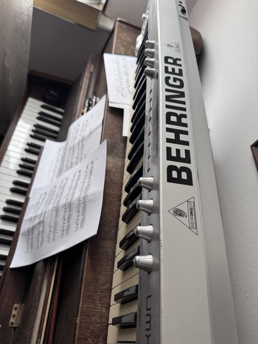 Kontroler midi behringer na baterie i zasilacz
