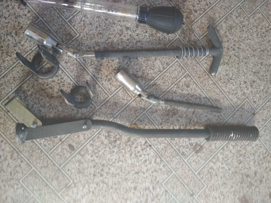 ареометр , смазочный шприц , свечной ключ