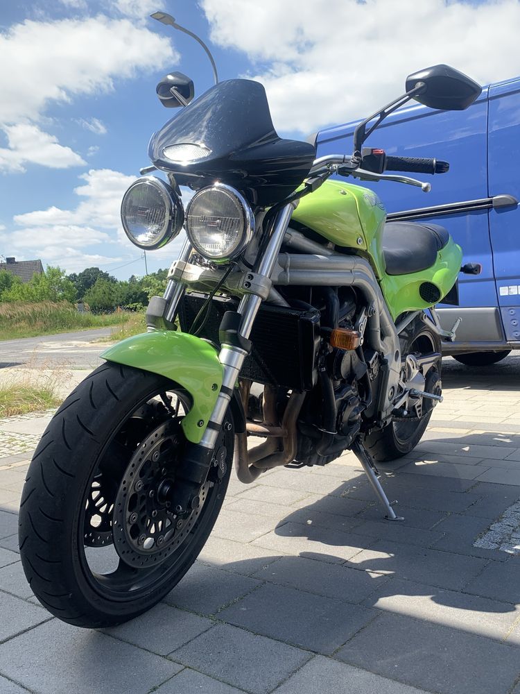 Triumph Speed Triple 955i model T509 z roku 1998 na białych tablicach