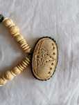 Colar com pendente trabalhado
