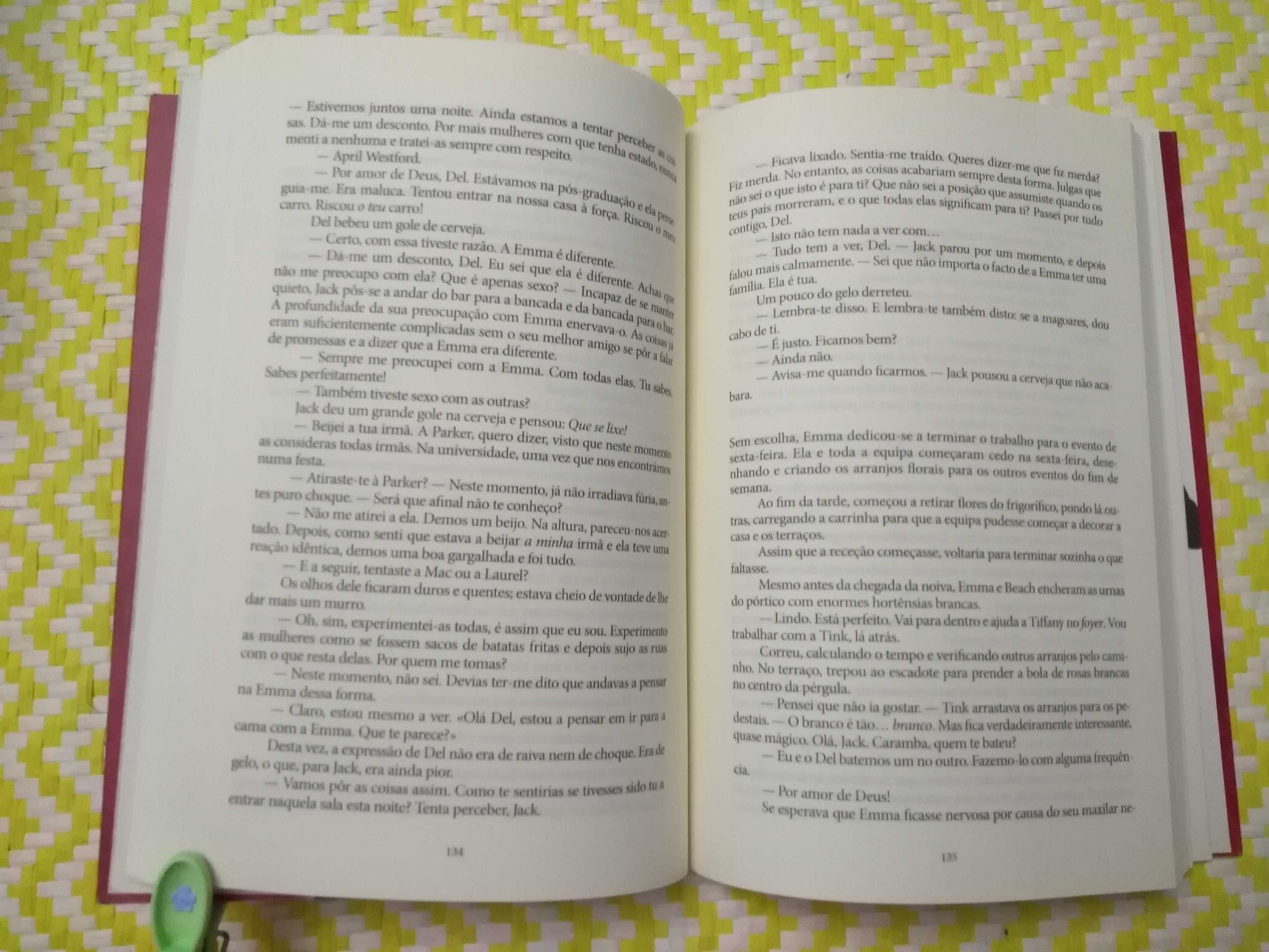 UM MAR DE ROSAS
de Nora Roberts