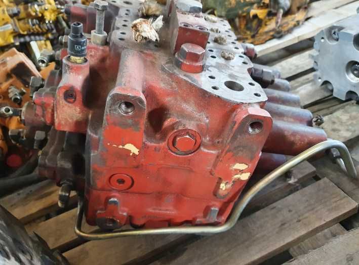 Rozdzielacz hydrauliki do koparki  JCB JS 200 INNE CZĘŚCI