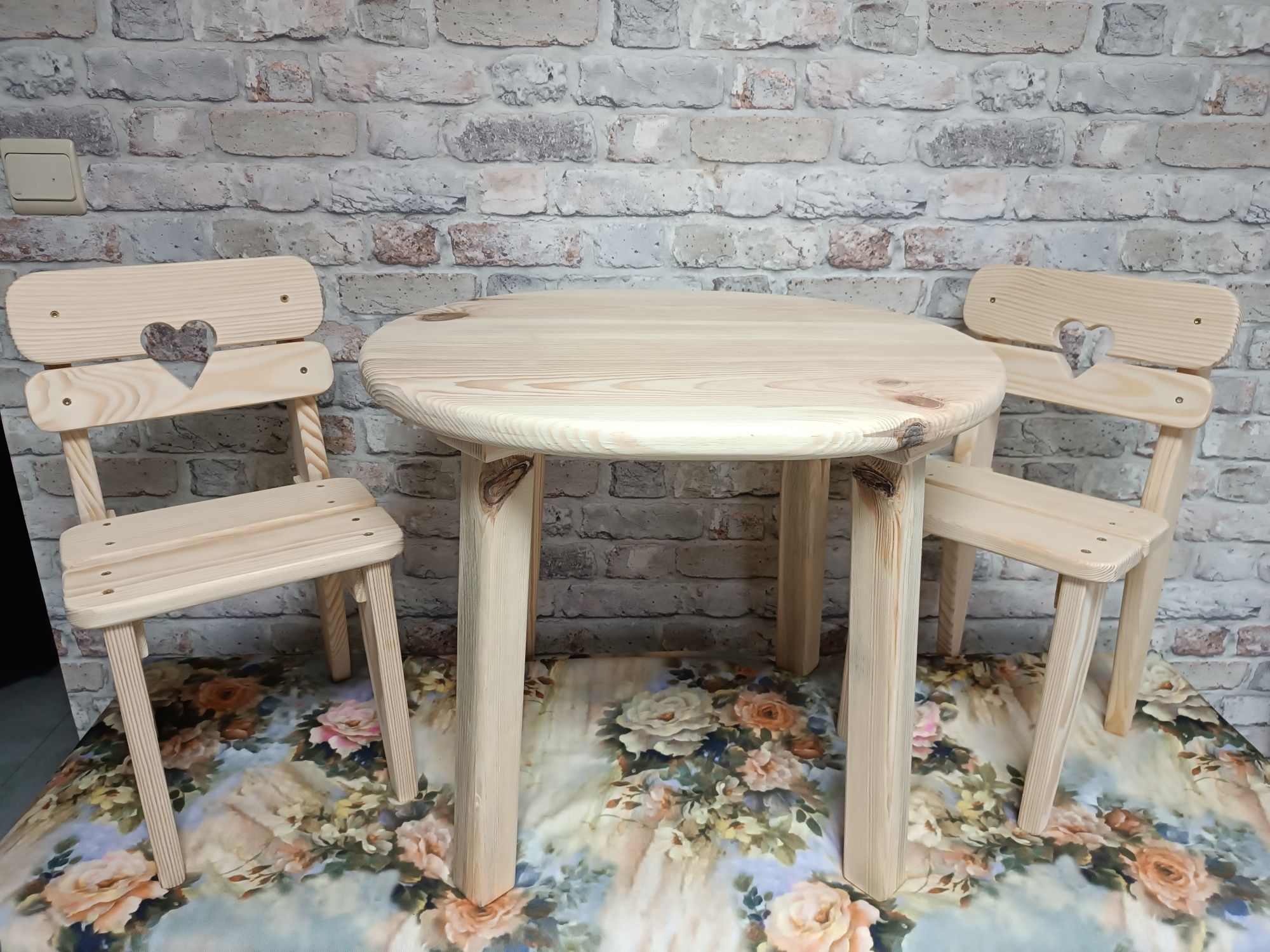 Krzesełka i stolik do domku drewnianego dziecięcego