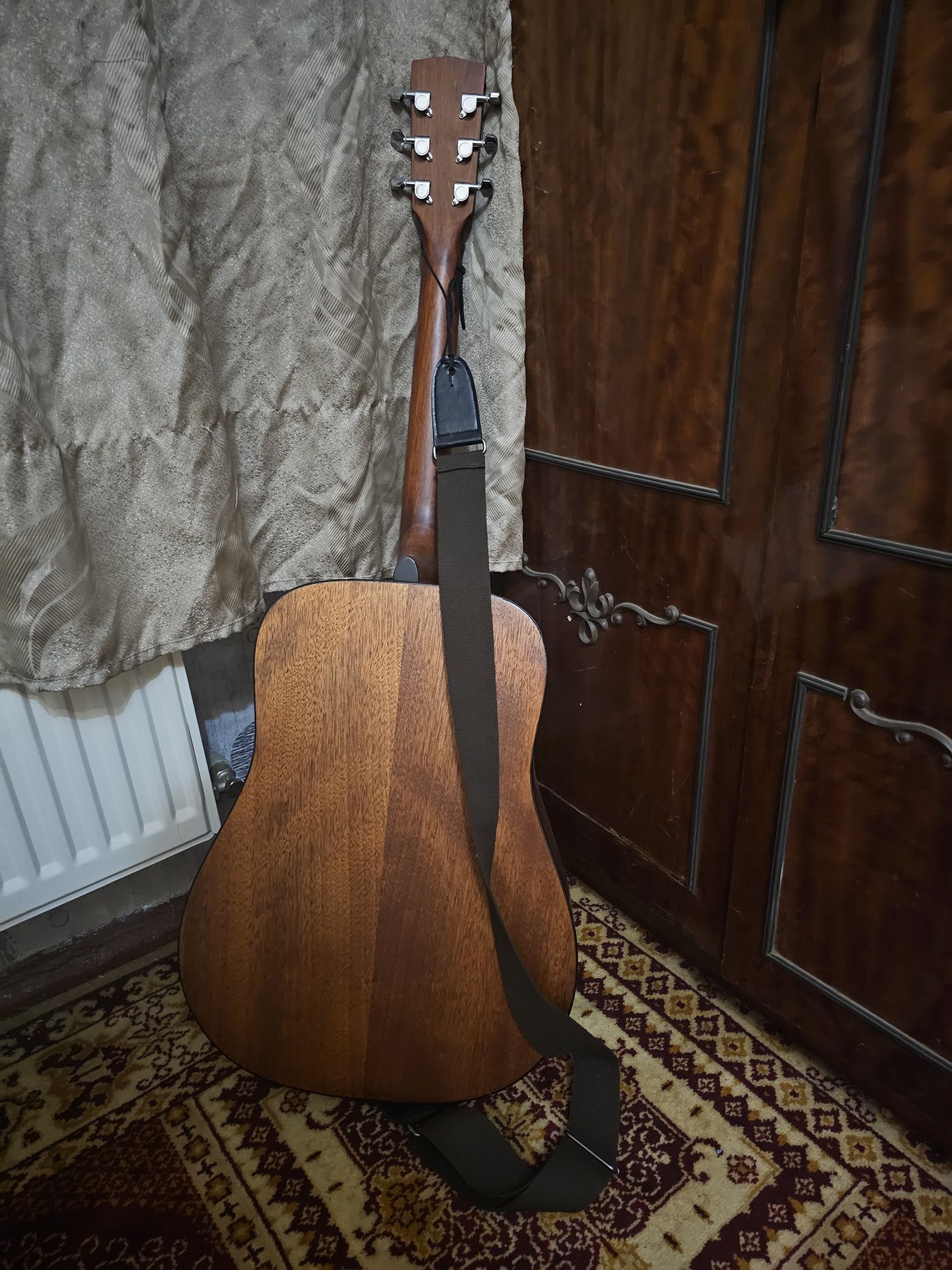 Акустична гітара Cort, з сумкою та ремінцем.