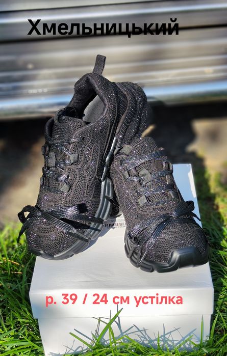 Кроссовки женские со стразами. р. З9/2Ч см