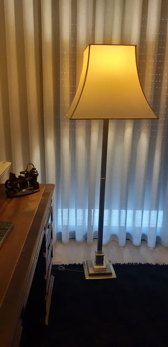 Cadeeiro de chão em latão vintage.