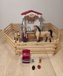 Schleich 42369 Zagroda stajenna + 2 konie Arabskie