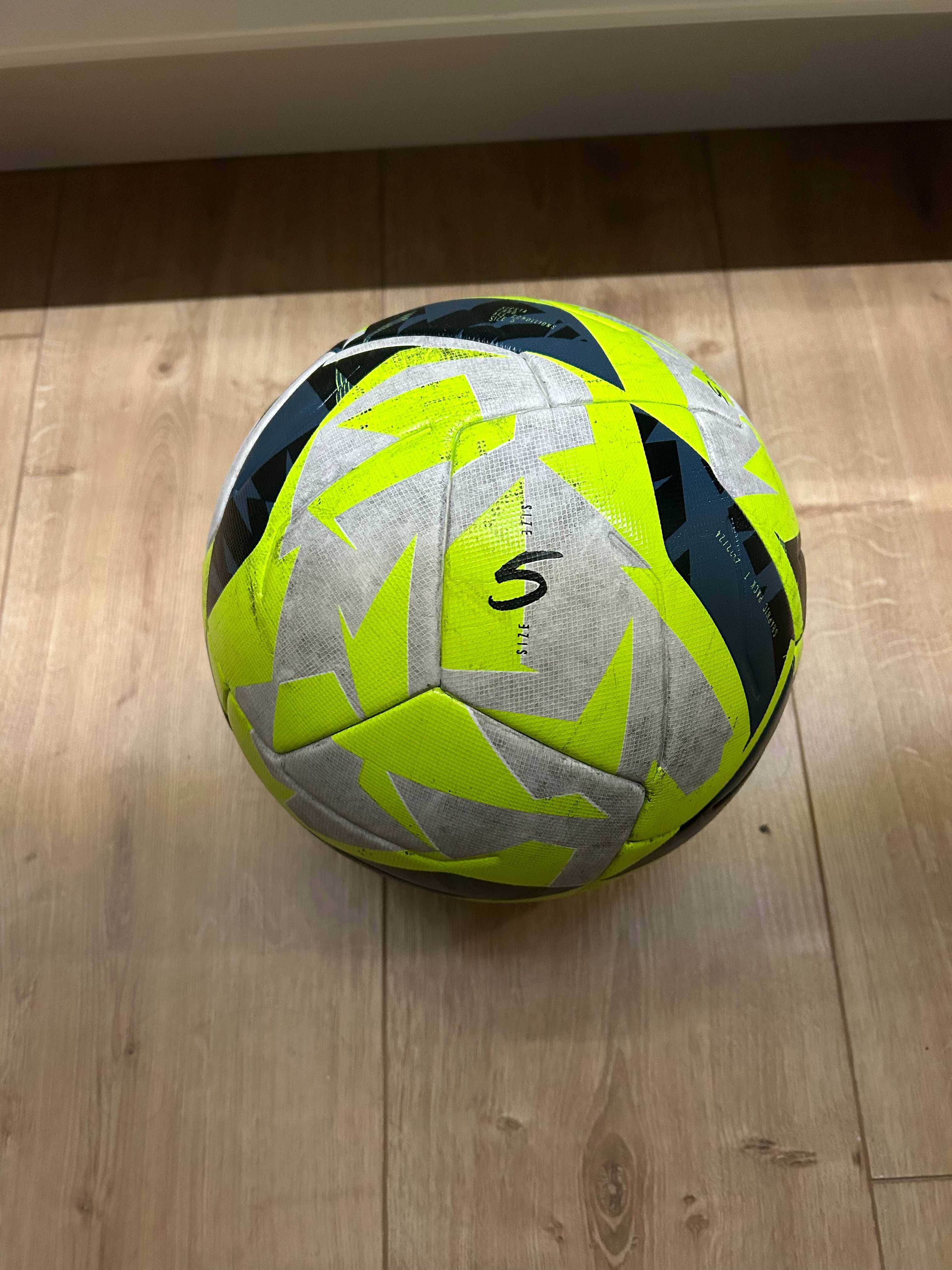 Piłka do piłki nożnej Kipsta F900, używana
