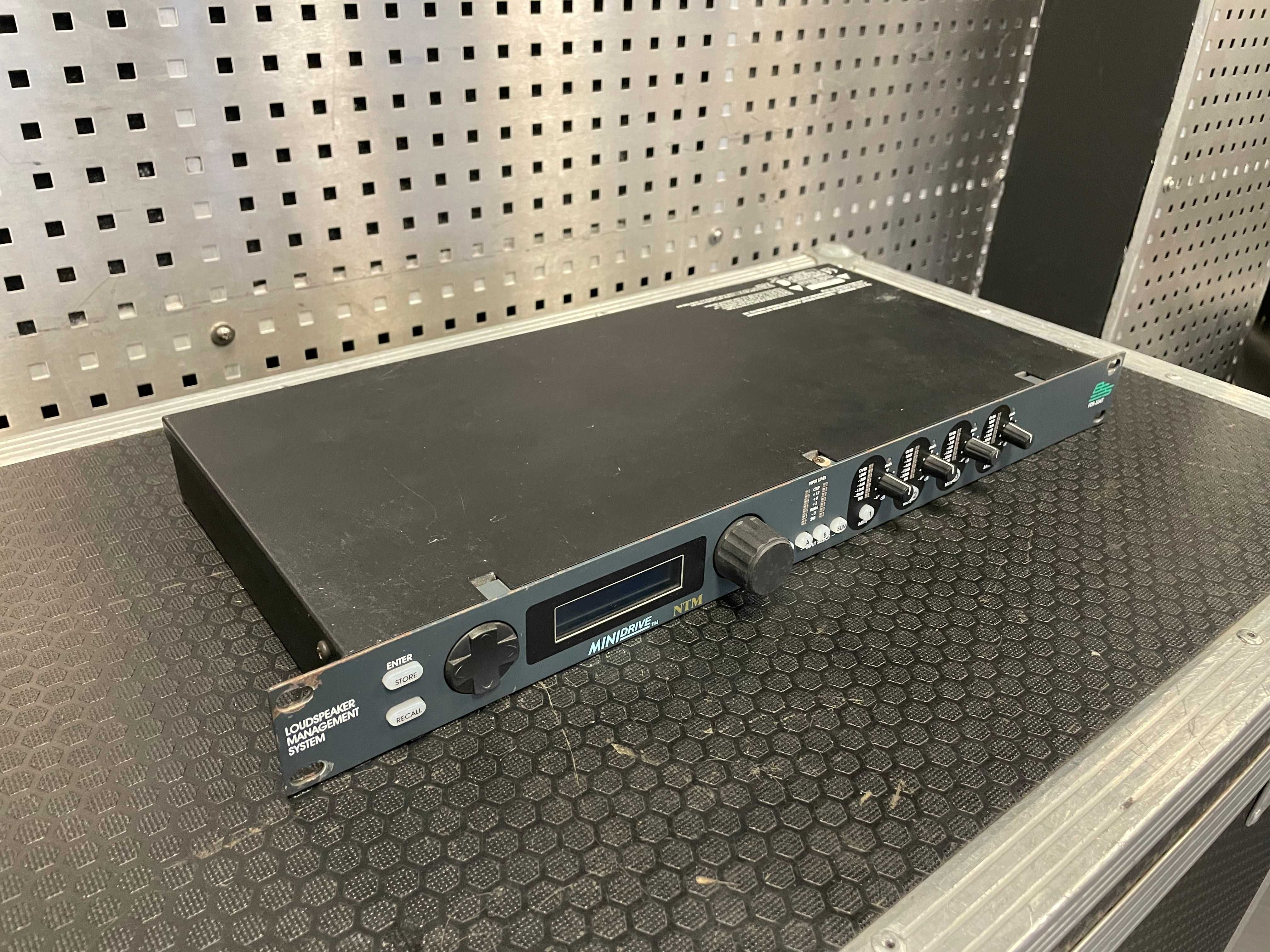 Procesor głośnikowy BSS FDS-334T MiniDrive, 2 in, 4 out, wysoka półka