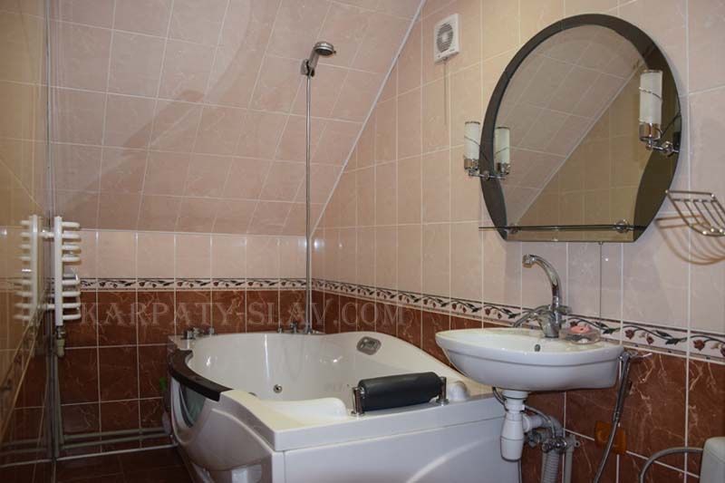 Житло в Карпатах. Басейн, чан. Славське