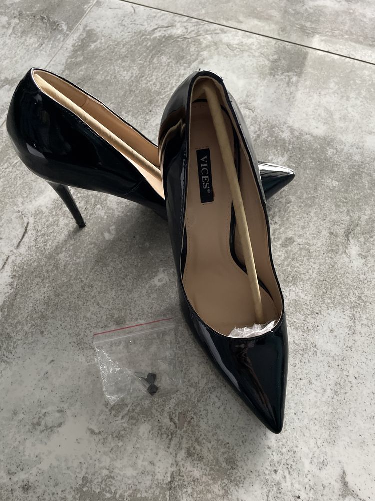 Buty szpilki lakierowane
